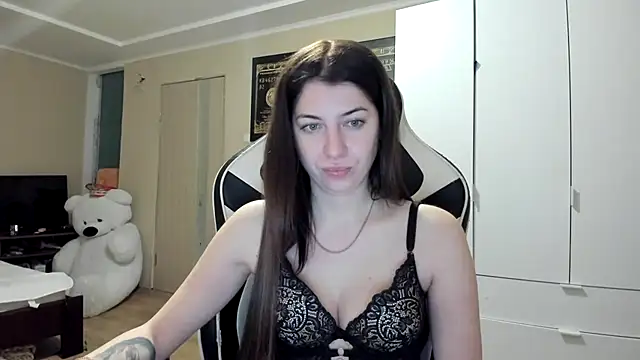 Snapshot of EmiLovsi chatting on December 14, 2025, 4:12 pm EmiLovsi online show from December 14, 2025, 4:12 pm