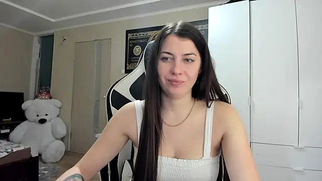 Snapshot of EmiLovsi chatting on October 13, 2025, 7:37 pm EmiLovsi online show from October 13, 2025, 7:37 pm