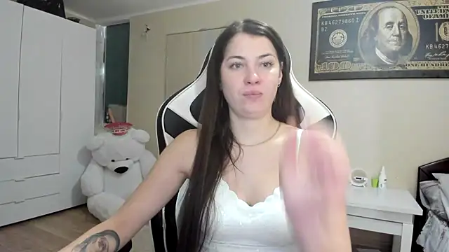 Snapshot of EmiLovsi chatting on October 9, 2025, 7:36 pm EmiLovsi online show from October 9, 2025, 7:36 pm