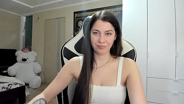 Snapshot of EmiLovsi chatting on October 12, 2025, 7:26 pm EmiLovsi online show from October 12, 2025, 7:26 pm