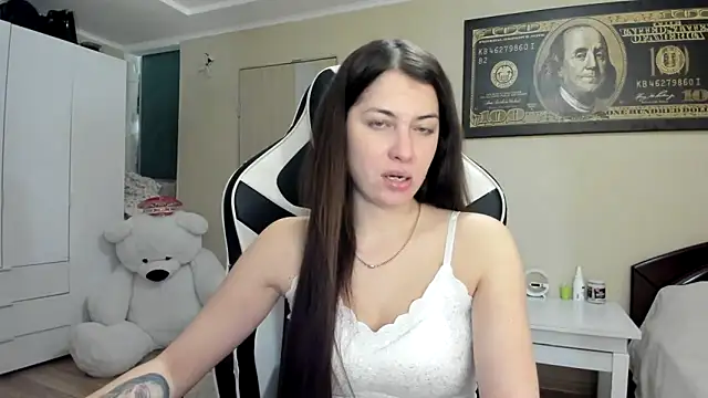 Snapshot of EmiLovsi chatting on October 8, 2025, 8:09 pm EmiLovsi online show from October 8, 2025, 8:09 pm