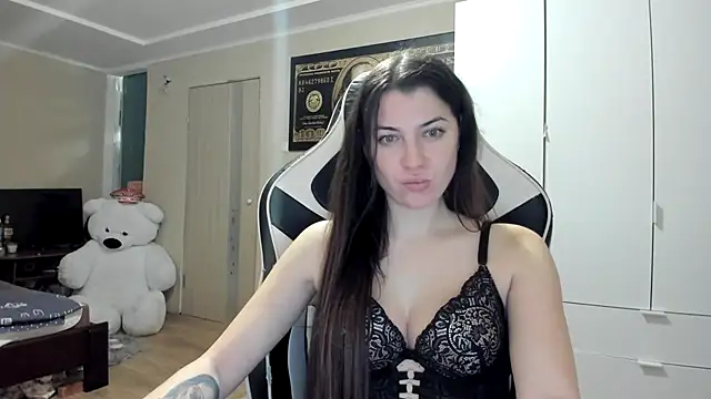 Snapshot of EmiLovsi chatting on November 16, 2025, 9:41 pm EmiLovsi online show from November 16, 2025, 9:41 pm