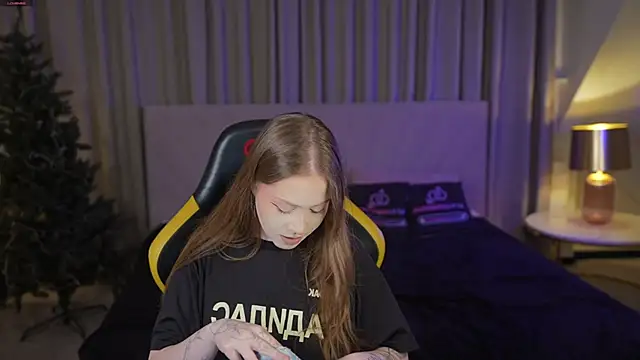 Snapshot of Esmie_Smile chatting on January 14, 2026, 12:03 am Esmie Smile online show from January 14, 2026, 12:03 am