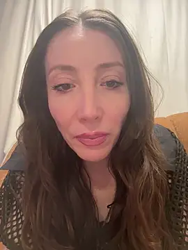 Snapshot of HellaryTourent chatting on February 11, 2026, 3:01 pm HellaryTourent online show from February 11, 2026, 3:01 pm