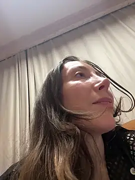 Snapshot of HellaryTourent chatting on February 10, 2026, 5:34 pm HellaryTourent online show from February 10, 2026, 5:34 pm