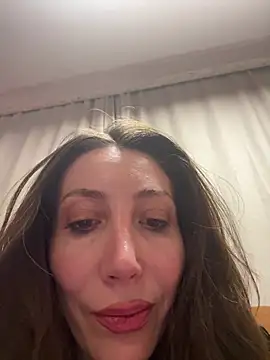 Snapshot of HellaryTourent chatting on March 4, 2026, 5:10 pm HellaryTourent online show from March 4, 2026, 5:10 pm