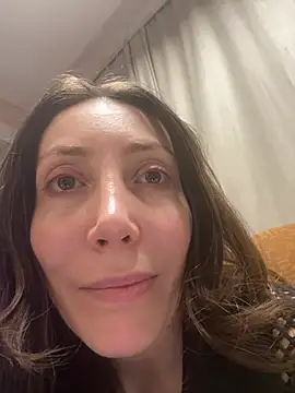 Snapshot of HellaryTourent chatting on February 9, 2026, 5:44 pm HellaryTourent online show from February 9, 2026, 5:44 pm