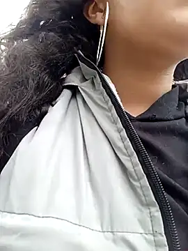 mia blue01 online show from October 5, 2025, 4:31 pm