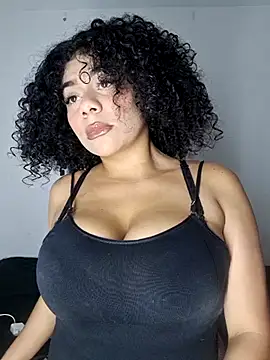 Snapshot of Yerystar chatting on January 18, 2026, 10:24 pm Yerystar online show from January 18, 2026, 10:24 pm