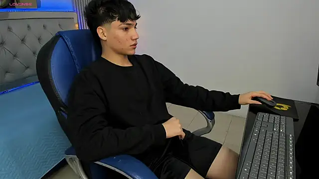 Snapshot of SamBlack_ chatting on May 1, 2026, 1:27 pm SamBlack online show from May 1, 2026, 1:27 pm