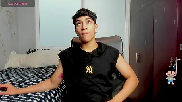 Snapshot of Noxx_starkK chatting on December 16, 2025, 5:06 pm Noxx starkK online show from December 16, 2025, 5:06 pm