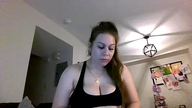 Snapshot of thedevinemama chatting on June 5, 2026, 1:21 am thedevinemama online show from June 5, 2026, 1:21 am