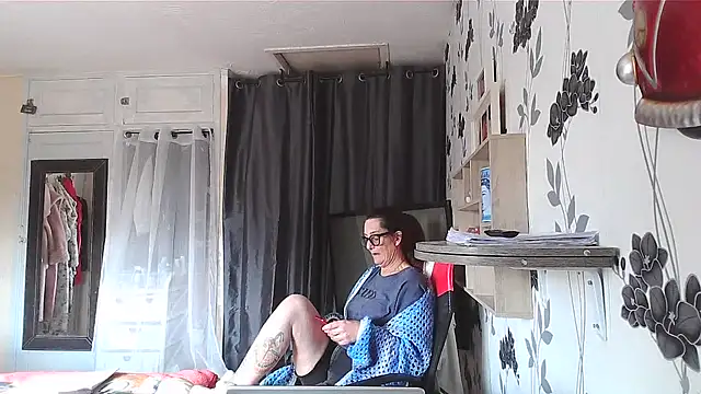 Mistress-Ivy51 online show from April 20, 2026, 12:41 pm