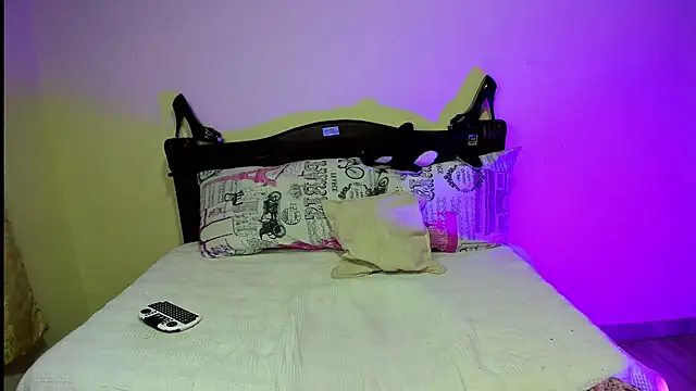 Snapshot of _viollette_ chatting on September 15, 2025, 12:33 am  viollette  online show from September 15, 2025, 12:33 am