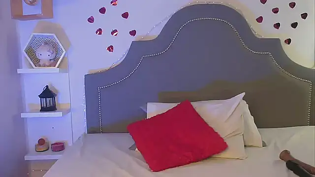 Snapshot of pocahontamoon chatting on December 5, 2025, 5:44 pm pocahontamoon online show from December 5, 2025, 5:44 pm