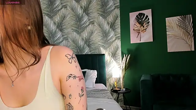 Snapshot of Kati_Li chatting on September 24, 2025, 10:33 am Kati Li online show from September 24, 2025, 10:33 am