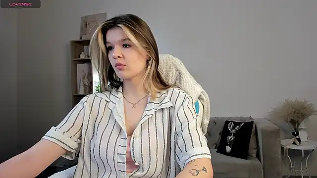 Snapshot of Kati_Li chatting on November 17, 2025, 10:52 am Kati Li online show from November 17, 2025, 10:52 am