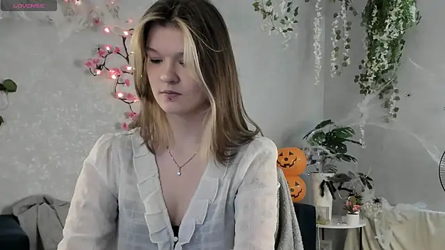 Snapshot of Kati_Li chatting on October 30, 2025, 10:35 am Kati Li online show from October 30, 2025, 10:35 am