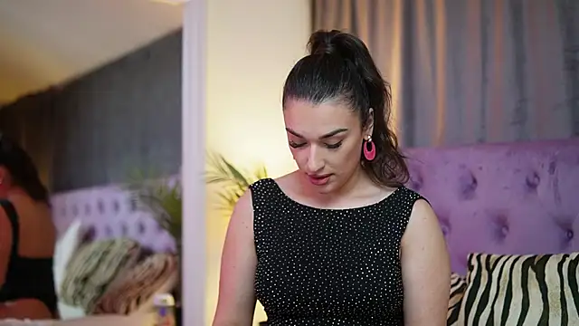 Snapshot of EmmaDallas chatting on November 19, 2025, 8:42 pm EmmaDallas online show from November 19, 2025, 8:42 pm