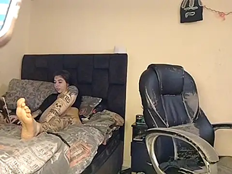 saenzjulieta1 online show from October 15, 2025, 5:21 pm