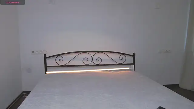 AlexsisFaee online show from April 16, 2026, 1:45 pm