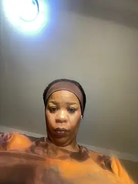 THICKBUNNYCHICKxxx online show from May 4, 2026, 8:11 pm