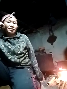 Snapshot of TinTin321 chatting on December 16, 2025, 11:03 am TinTin321 online show from December 16, 2025, 11:03 am