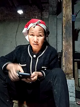 Snapshot of TinTin321 chatting on November 19, 2025, 12:32 am TinTin321 online show from November 19, 2025, 12:32 am