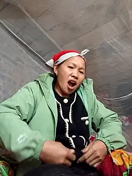 Snapshot of TinTin321 chatting on November 3, 2025, 2:31 pm TinTin321 online show from November 3, 2025, 2:31 pm