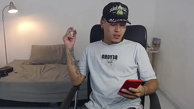 Snapshot of crow_black00 chatting on September 24, 2025, 4:08 am crow black00 online show from September 24, 2025, 4:08 am