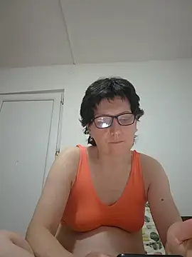 Snapshot of Vera_Elle chatting on April 19, 2026, 6:10 pm Vera Elle online show from April 19, 2026, 6:10 pm