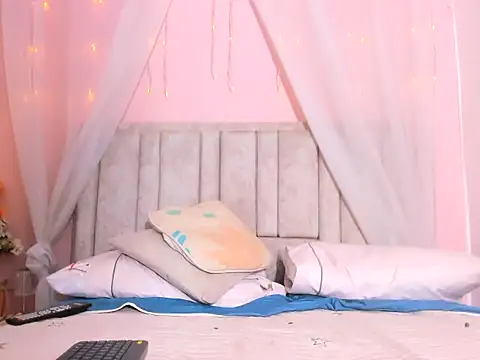 Snapshot of Rachellcooperrr chatting on October 24, 2025, 12:15 pm Rachellcooperrr online show from October 24, 2025, 12:15 pm