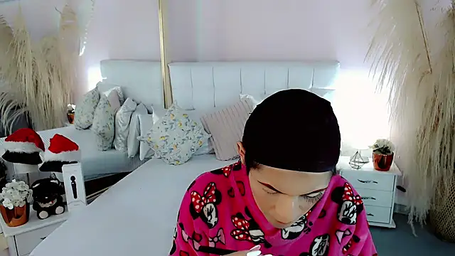 nathalialoes1 online show from December 15, 2025, 12:33 pm