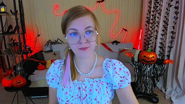 Snapshot of YourUniverser chatting on October 25, 2025, 9:19 am YourUniverser online show from October 25, 2025, 9:19 am