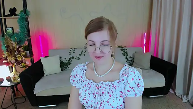 Snapshot of YourUniverser chatting on November 17, 2025, 10:52 am YourUniverser online show from November 17, 2025, 10:52 am