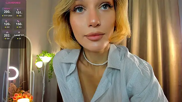 Ice Strawberry online show from September 18, 2025, 2:14 am