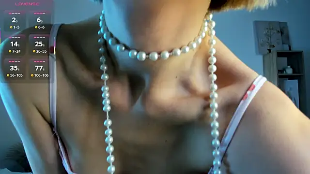 Ice Strawberry online show from November 20, 2025, 3:07 am