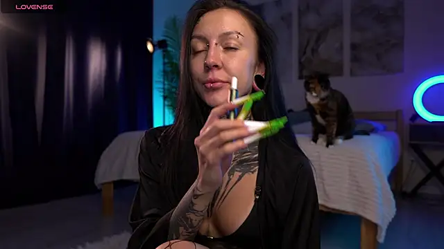 Alise Eve  online show from February 19, 2026, 5:21 pm