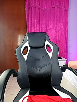 Snapshot of LunaaRosse chatting on November 28, 2025, 2:45 am LunaaRosse online show from November 28, 2025, 2:45 am