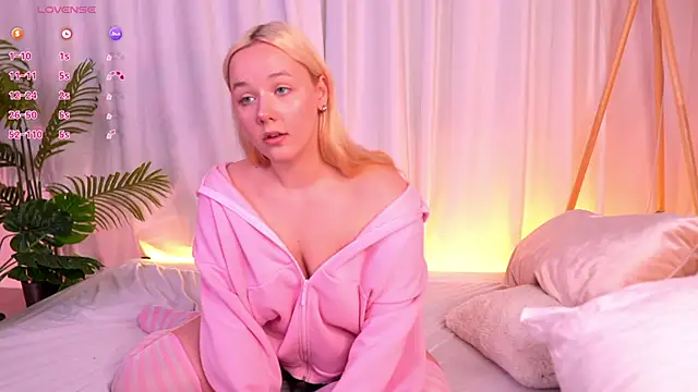 Snapshot of MissBunnyDoll chatting on April 25, 2026, 7:33 am MissBunnyDoll online show from April 25, 2026, 7:33 am