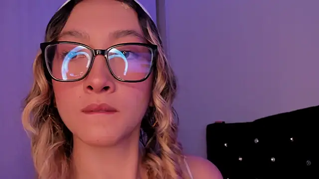 Snapshot of LauMiller chatting on October 23, 2025, 12:09 am LauMiller online show from October 23, 2025, 12:09 am