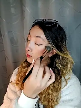 Snapshot of LauMiller chatting on November 21, 2025, 12:31 am LauMiller online show from November 21, 2025, 12:31 am