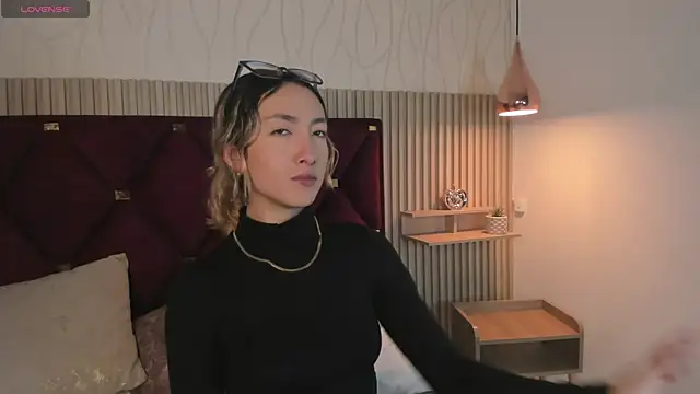 Snapshot of LauMiller chatting on September 15, 2025, 8:42 pm LauMiller online show from September 15, 2025, 8:42 pm