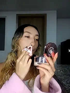 Snapshot of LauMiller chatting on December 16, 2025, 12:15 am LauMiller online show from December 16, 2025, 12:15 am