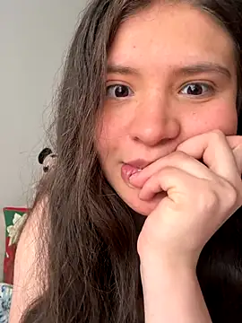 Emilyybennet  online show from November 18, 2025, 9:29 pm