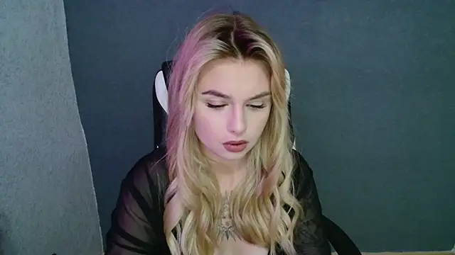 Snapshot of AngelicaHollywood chatting on September 8, 2025, 8:08 pm AngelicaHollywood online show from September 8, 2025, 8:08 pm