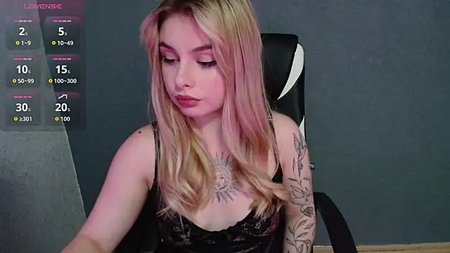 Snapshot of AngelicaHollywood chatting on October 1, 2025, 8:35 pm AngelicaHollywood online show from October 1, 2025, 8:35 pm