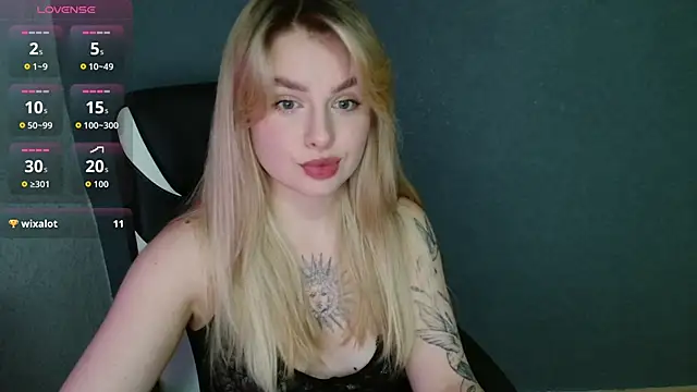 Snapshot of AngelicaHollywood chatting on October 5, 2025, 8:43 pm AngelicaHollywood online show from October 5, 2025, 8:43 pm