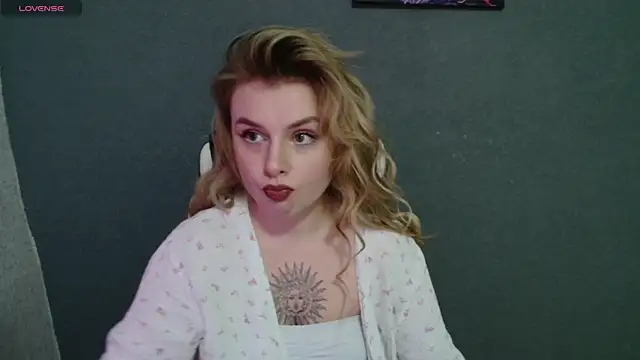 Snapshot of AngelicaHollywood chatting on November 6, 2025, 8:24 pm AngelicaHollywood online show from November 6, 2025, 8:24 pm