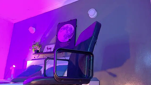 Snapshot of MrFox__ chatting on December 18, 2025, 7:40 pm MrFox online show from December 18, 2025, 7:40 pm